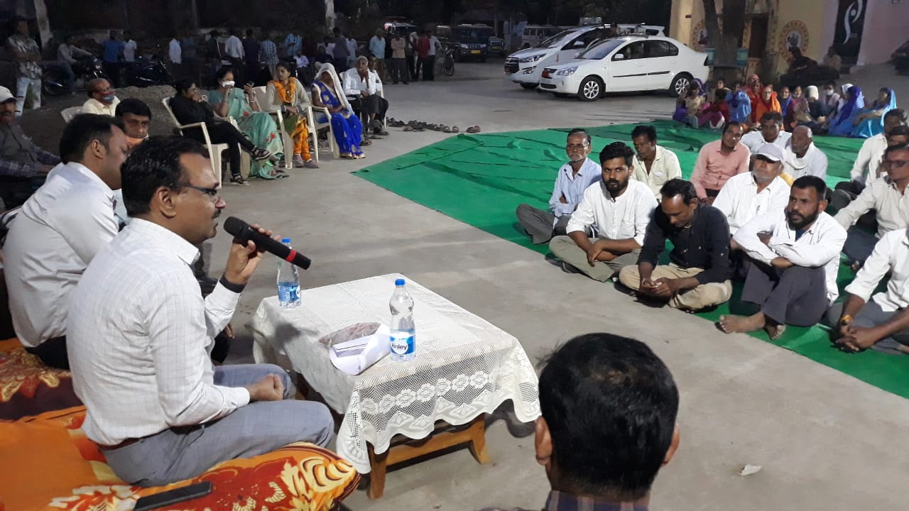 ग्राम बोरलाय के चैपाल पर पहुंचे कलेक्टर, दिए समस्याओं के निराकरण के निर्देश