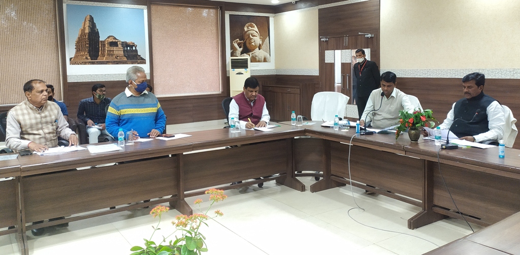 भाग्य योजनाओं की लक्ष्य पूर्ति समय सीमा में सुनिश्चित करें :राज्यमंत्री श्री कुशवाहा। खजुराहो में उद्यानिकी विकास योजनाओं की हुई समीक्षा