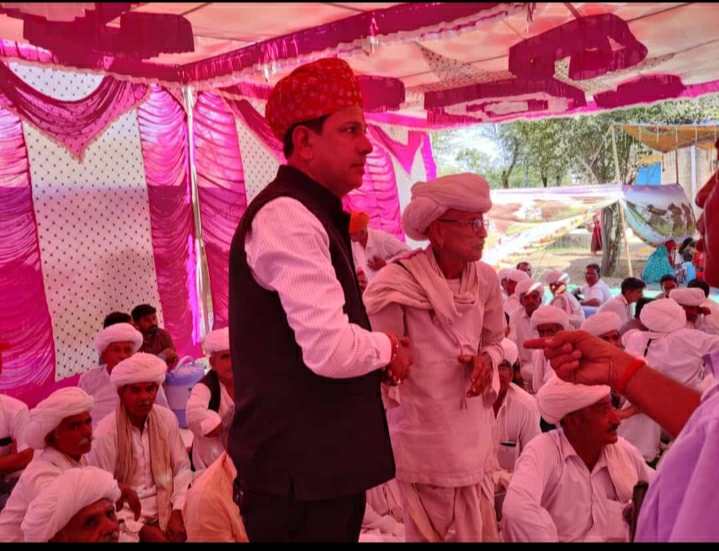 कांग्रेस नेता महावीर सिंह राजपुरोहित सुकरलाई ने रोहट क्षेत्र के चेंडा गांव में सरपंच भगाराम जी पटेल के परिवारिक वैवाहिक कार्यक्रम में शिरकत