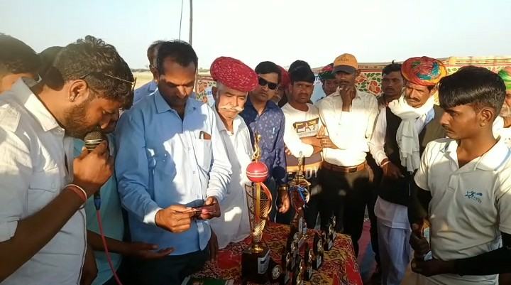 बावरी समाज एकता रुपेश सर क्रिकेट कमेटी खारड़ा का खेल समापन मुख्य अतिथि सरपंच प्रतिनिधि भंवर लाल बावरी द्वारा किया गया बावरी समाज एकता रुपेश सर क्रिकेट 