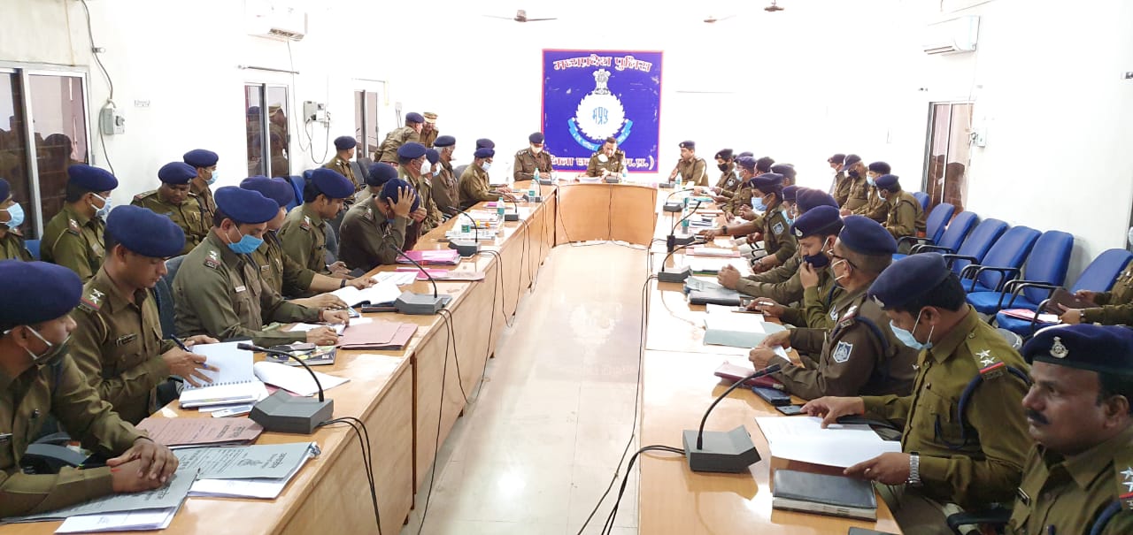 आईजी अनिल शर्मा ने छतरपुर कंट्रोल रूम मे ली बैठक , थानाप्रभरियों को दिए निर्देश। आगामी चुनाव के मद्देनजर ज्यादा से ज्यादा माइनर एक्ट कि कार्यवाही एवम गु