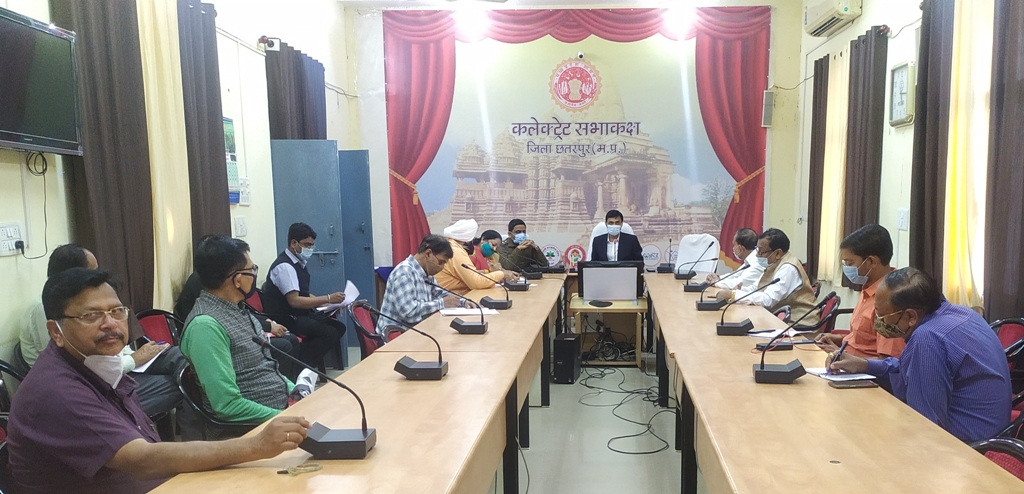 कोविड-19 क्राइसिस मैनेजमेंट की बैठक। सोशल डिस्टेंसिंग का पालन करें और मास्क पहने । दो दिवस दी जाएगी समझा।इस फिर होगी चालानी कार्यवाही धार्मिक आयोजन जुलू