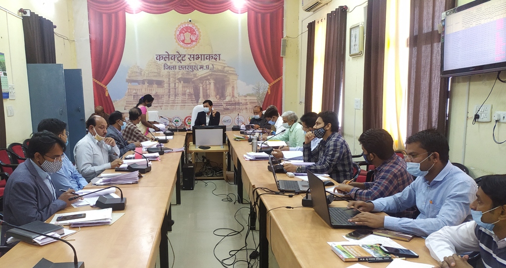 राजस्व अधिकारियों की बैठक । अतिक्रमणकर्ता नहीं समझे तो सिविल जेल भेजे : कलेक्टर। कोर्ट दिवसों में प्रोटोकॉल में नहीं जाएं
