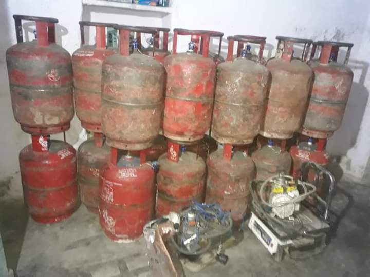 घरेलू गैस सिलेन्डर से गैस निकालकर आटो में रिफ्लिंग करने वाले आटो चालक सहित 5 पुलिस गिरफ्त में