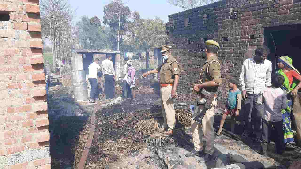 खाना बनाते समय लगी आग से दर्जन भर घर जलकर राख।