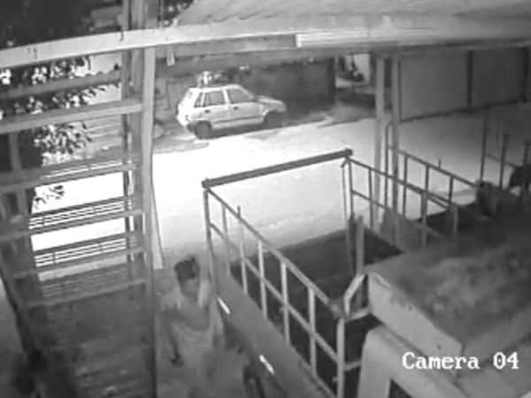 चोरों और बूटलेगरो को पकड कर अंदर डाल देंगे तो हमारा कौन पूरा करेंगे:बापूनगर पुलिस स्टेशन, पीएसआई