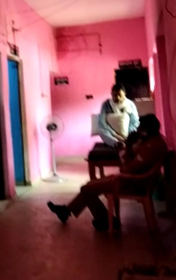 शराब माफिया अनिल चौधरी को इस्पेक्टर के द्वारा थाने मे ही मुहैया कराई गई लग्जरी सुविधाएं