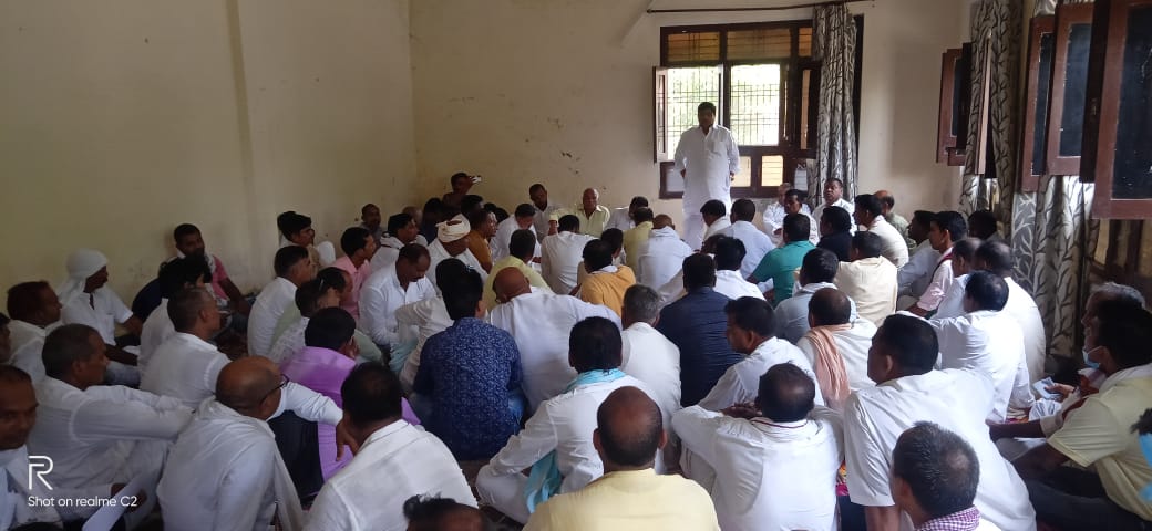 सिकन्दर पुर स्थानीय डाक बंगले पर समाजवादी पार्टी की बैठक