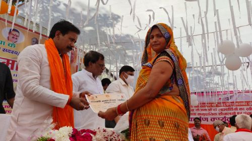 प्रभारी मंत्री ने ब्लाक रिसिया के विभिन्न योजनाओं के लाभार्थियों को वितरण किया प्रमाण पत्र।