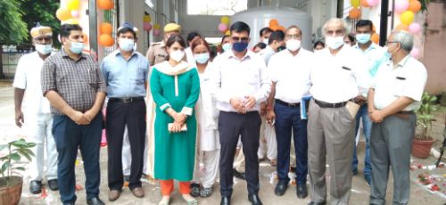 डीएम ने जनपद के सबसे बड़े ऑक्सीजन प्लाण्ट की क्रियाशीलता का लिया जायजा ।