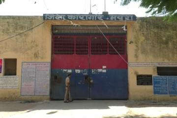 नए साल के जश्न के बीच आधी रात को मथुरा की जिला जेल से 3 कैदी फरार