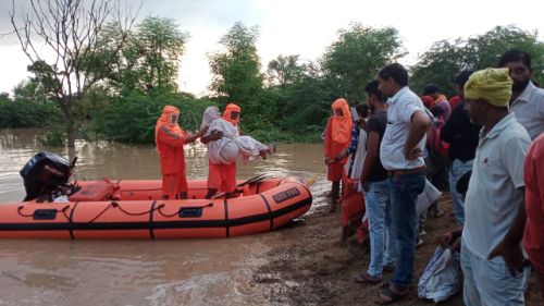 एनडीआरएफ टीम ने इटावा  भीषण बाढ़ में फंसे 80 से अधिक जिंदगियों को बचाया।