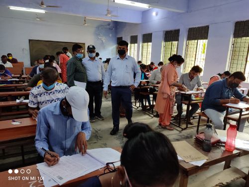 प्रशिक्षित स्नातक संवर्ग की लिखित परीक्षा केन्द्रों का डीएम ने किया निरीक्षण।