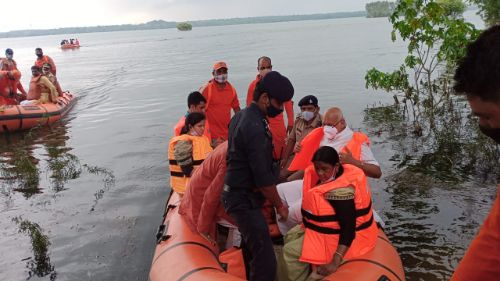 उ0प्र0 के कृषिमंत्री व स्थानीय विधायक ने एनडीआरफ टीम के साथ इटावा तहसील में बाढ़ से प्रभावित क्षेत्रों का निरीक्षण कर वितरित की राहत सामग्री व जरूरी किट...