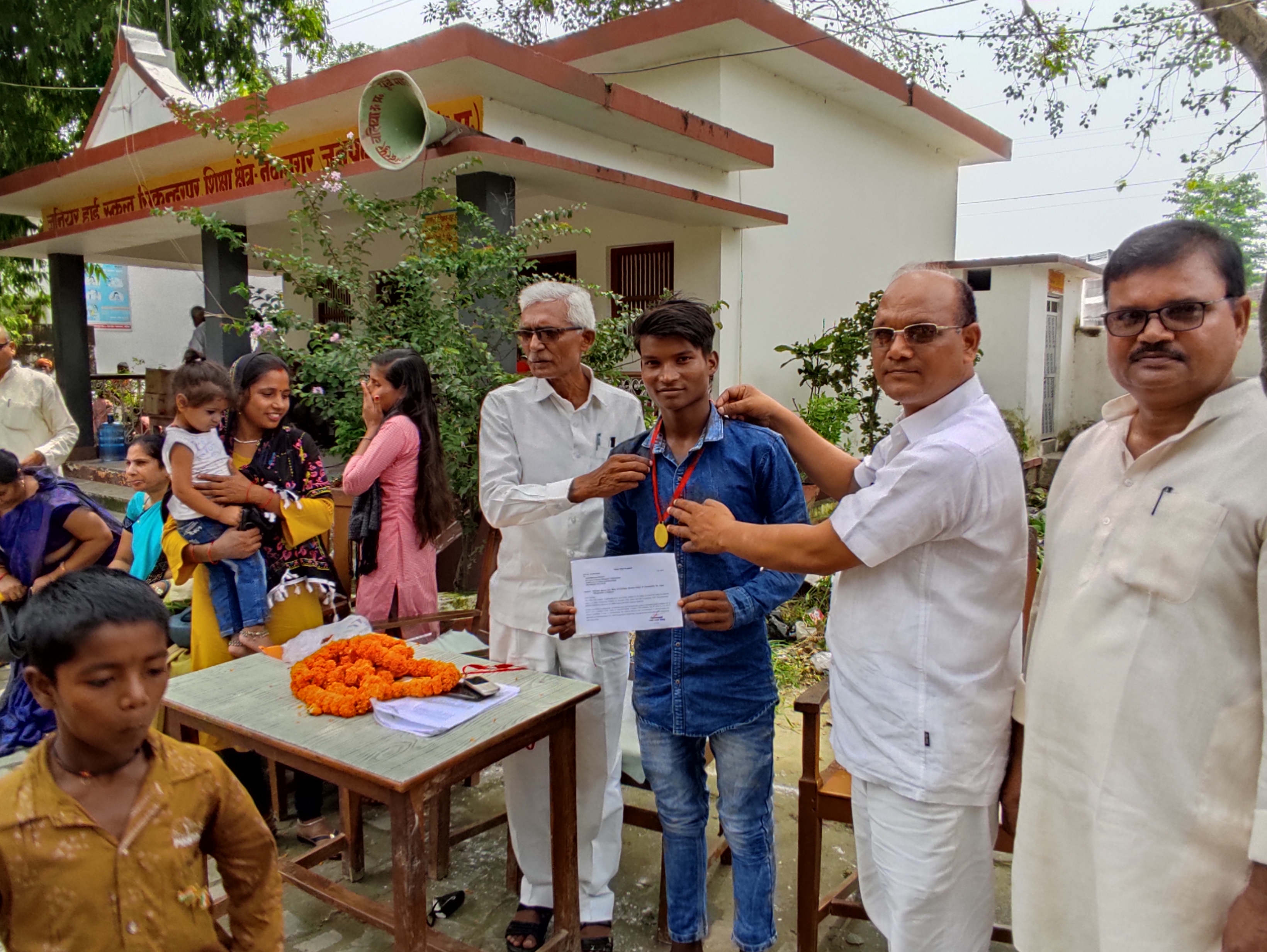 जूनियर हाई स्कूल सिकंदरपुर शिक्षा क्षेत्र नवानगर के वरिष्ठ प्रधानाध्यापक जाहिर आलम ने झंडारोहण किया और बच्चों को पुरस्कृत किया