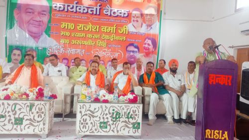 तेजवापुर के सभागार में भाजपा कार्यकर्ता प्रशिक्षण शिविर का आयोजन मुख्य अतिथि रहे सीतापुर के सांसद राजेश वर्मा।