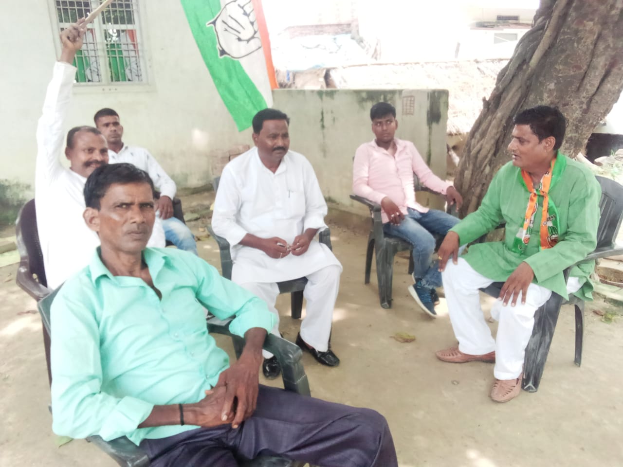 प्रदेश कांग्रेश पार्टी के सदस्य वह पूर्व जिला पंचायत सदस्य अमरनाथ प्रसाद का बेल्थरा रोड विधानसभा में कई गांवों का दौरा