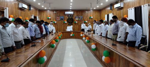 मौनधारण कर दिवंगत आत्मा की शांति के लिए की गई प्रार्थना।