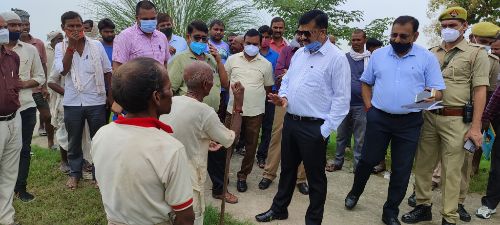 ग्राम गोलागंज व कायमपुर का जिलाधिकारी ने किया भ्रमण।