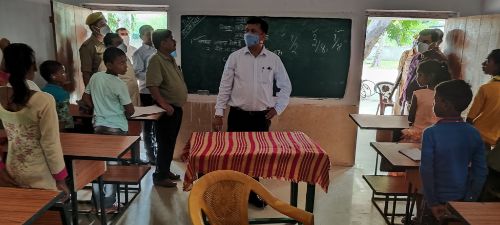 टेण्डवा सिस्टीपुर विद्यालय के निरीक्षण में शिक्षक की भूमिका में नज़र आये डीएम।