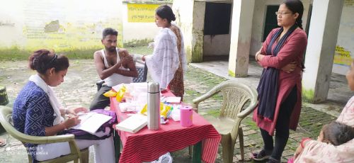 प्राथमिक विधालय राम गांव मे लगायी गयी वैक्सीन