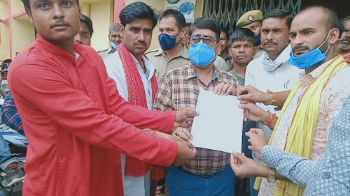एसडीएम महसी को पत्रकारों ने सौंपा ज्ञापन।