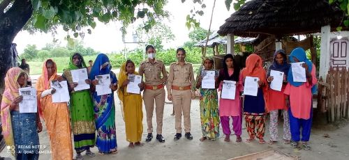 थाना बौंडी महिला बीट पुलिस अधिकारी ने सरकार की योजनाओं के बारे में महिलाओं को किया जागरूक।