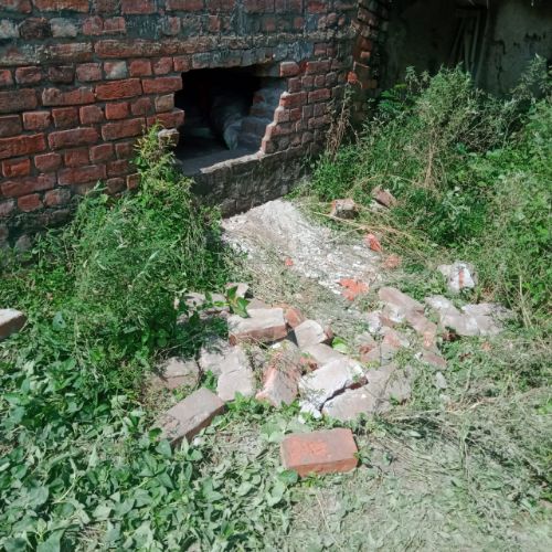 घर की दीवार काटकर चार लाख नगदी व लाखों के जेवरात ले उड़े चोर,,