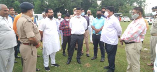 डीएम ने उपमुख्यमंत्री के कार्यक्रम स्थल का किया निरीक्षण।