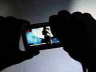 टीचर पे लगा छात्रा की अश्लील वीडियो बनाने का आरोप