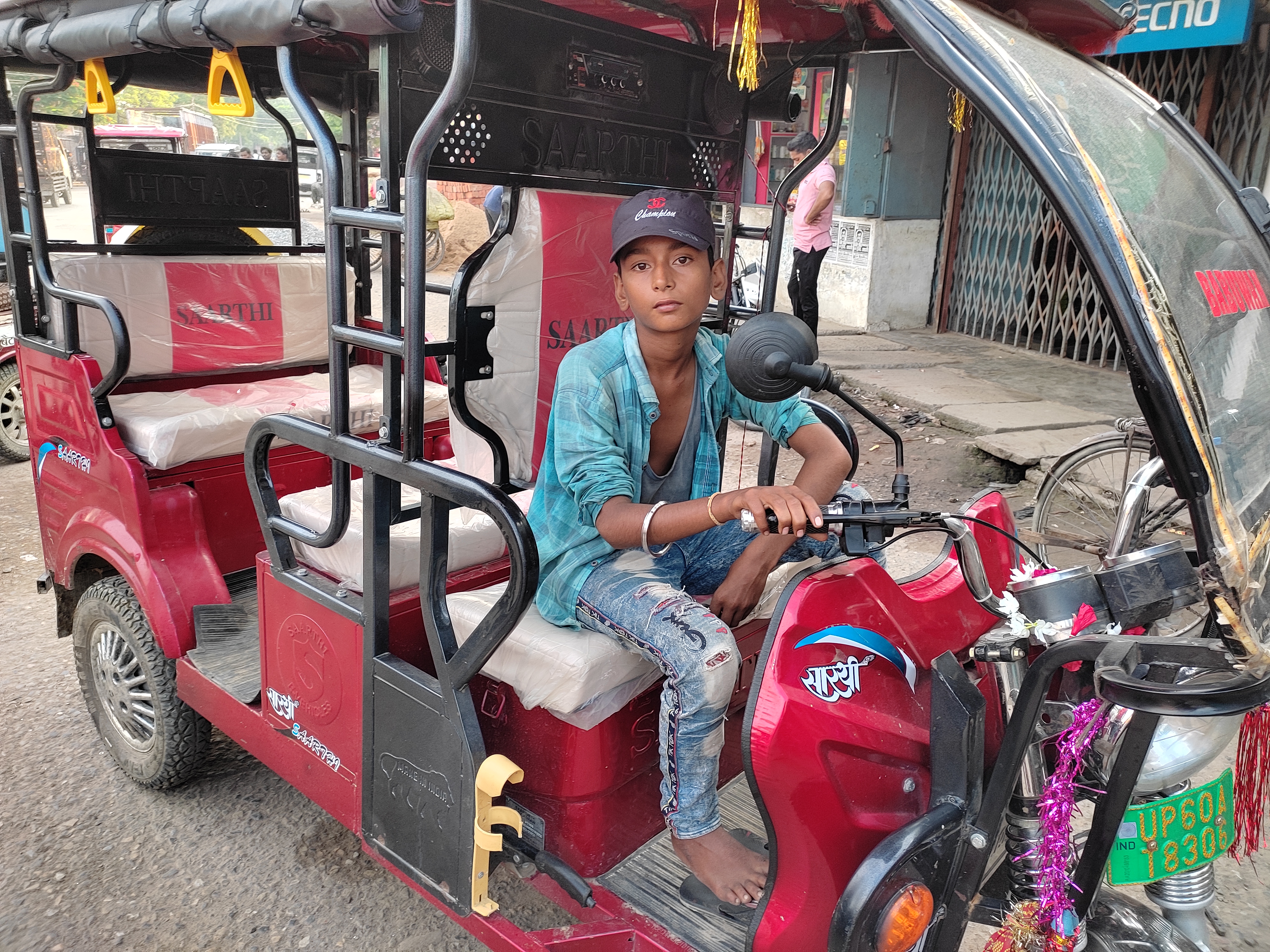बच्चे चला रहे हैं   ई-रिक्शा