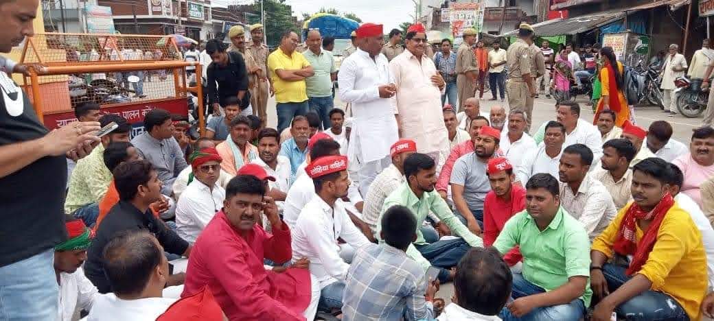 सपा मुखिया अखिलेश यादव की गिरफ्तारी से सपा कार्यकर्ता आक्रोशित