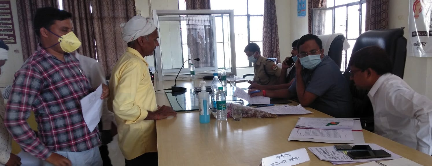 खैर तहसील समाधान दिवस मे 22 शिकायतों मे से दो का मौके पर निस्तारण