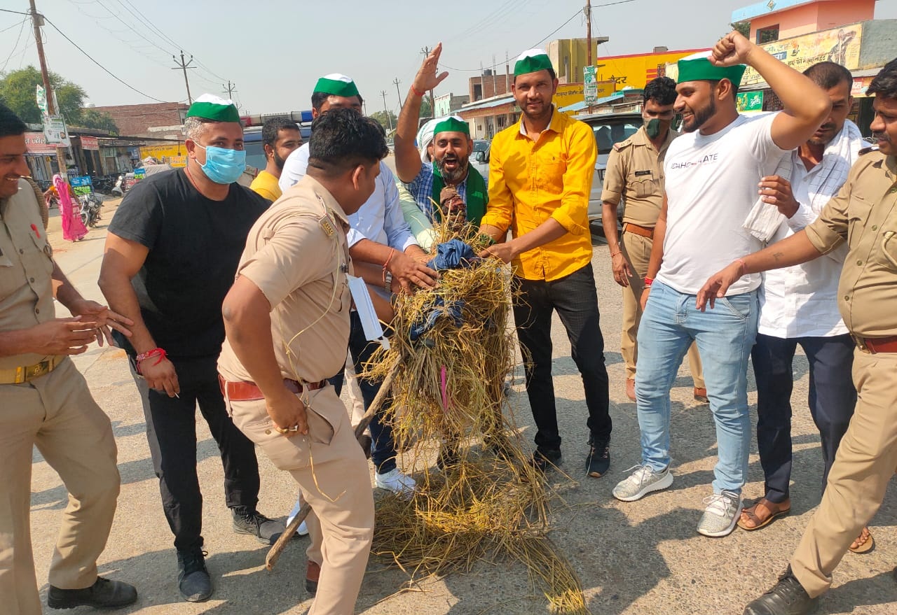 मोदी सरकार का पुतला फुकने के आवाहन पर पुलिस ने किसान नेताओं को घर मे किया नजरबन्द