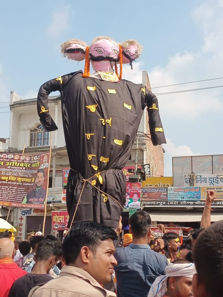 बुराई पर अच्छाई की जीत पर शनिवार को रावण का पुतला फूंका गया