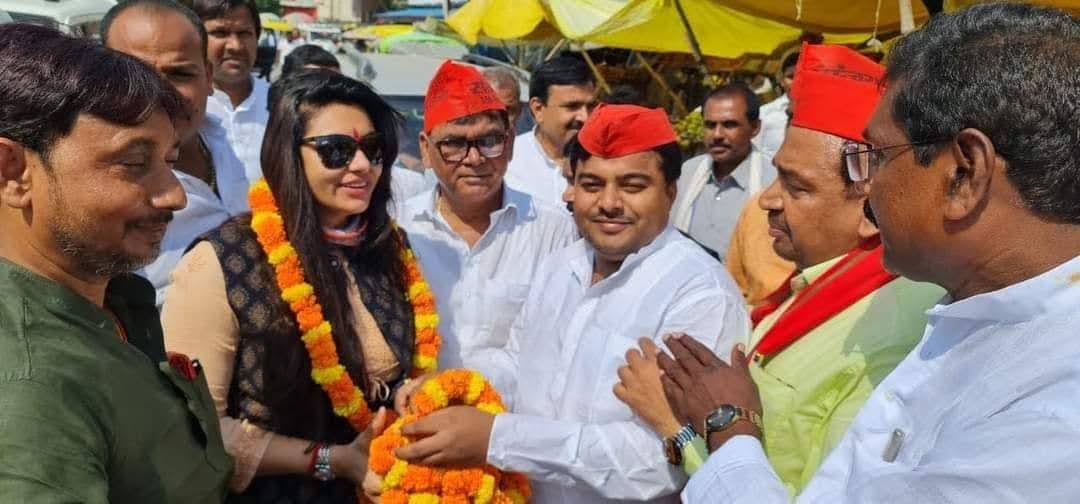 समाजवादी पार्टी के फायर ब्रांड नेत्री व फिल्म अभिनेत्री काजल निषाद का स्वागत करते हुए युवा सपा नेता दीपक सोनी