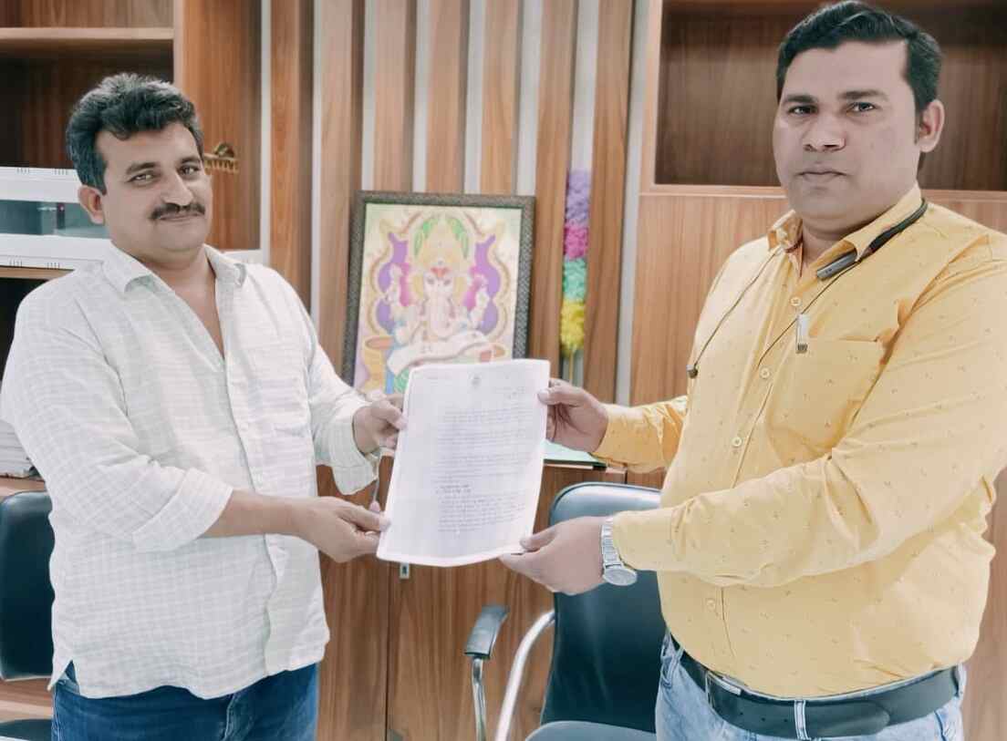 ओटीएस योजना के संबंध में उर्जा मंत्री का पत्र एसडीओं ने चैयरमेन खैर को सौपा 