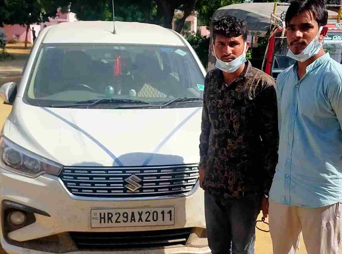 खैर पुलिस ने चोरी की कार व लैपटाॅप के साथ दो युवको को पकडा 