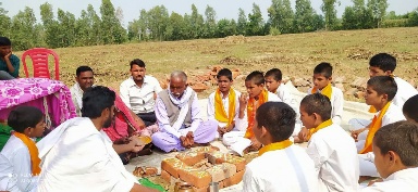 वस्तोई सीकरी में SHO सुधाकर पांडेय की उपस्थिति में प्रधान एवं जनसहयोग से पुलिस चौकी हेतु किया गया भूमि पूजन