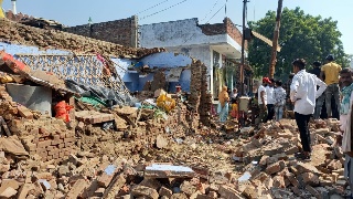 सहसवान के मोहल्ला काजी में अचानक एक मकान  गिरा तीन लोग दवे*