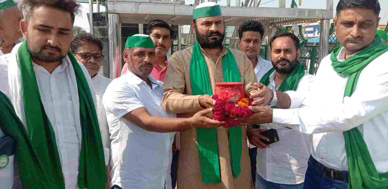 लखीमपुर खीरी में शहीद हुये किसानो की अस्थिी कलश यात्रा पहुॅची अलीगढ 