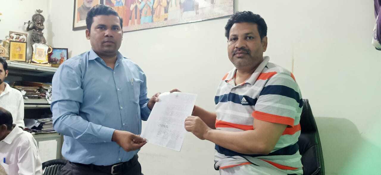 ओटीएस योजना के संबंध में खैर विधायक को सौंपा पत्र