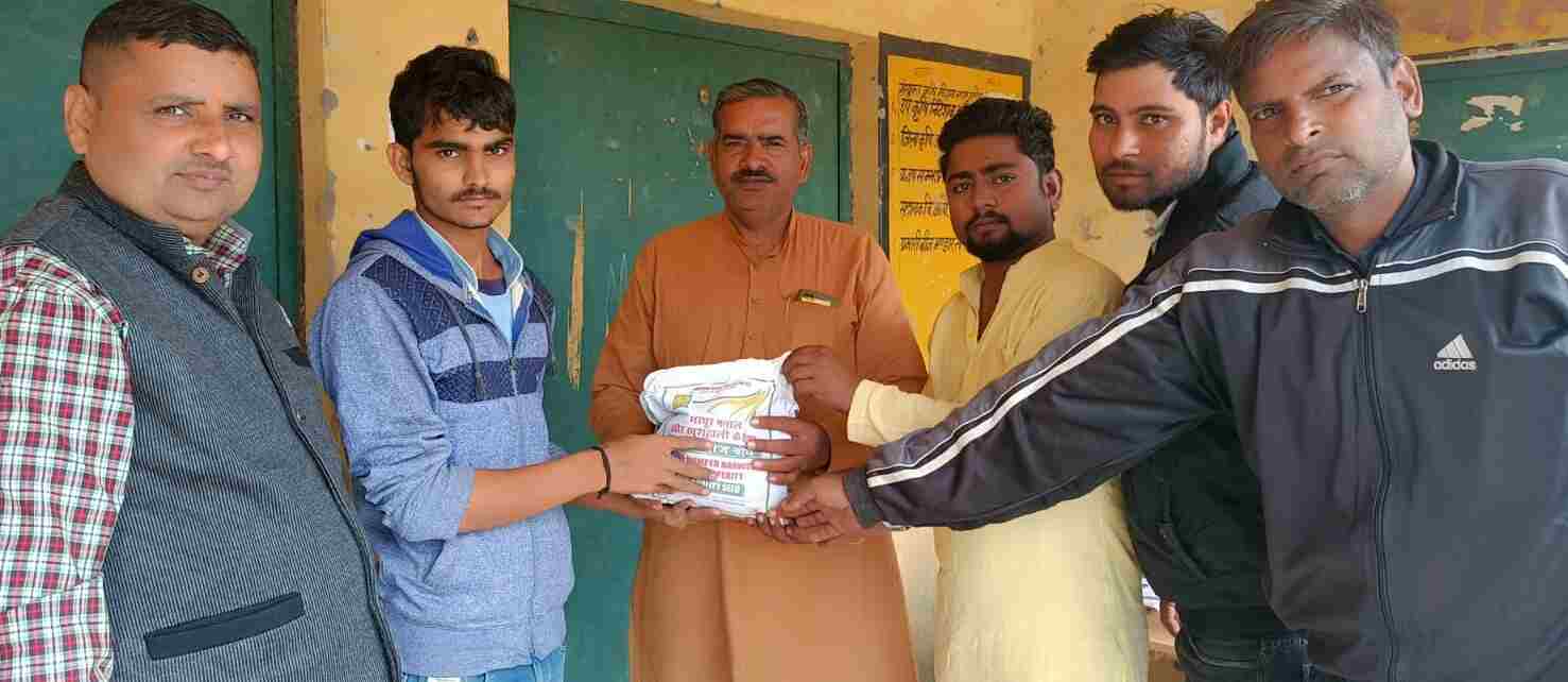 किसानों को सरसों के बीज की किट वितरित की 