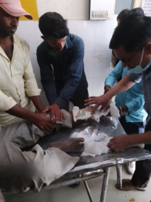 वृद्ध को बचाने के चक्कर में अनियंत्रित हुई बाइक हुआ एक्सीडेंट,,,, 