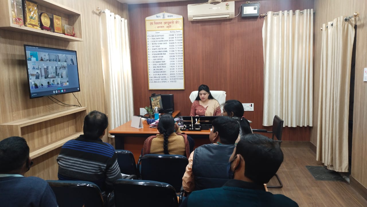 उप विकास आयुक्त द्वारा ग्रामीण विकास विभाग के वीडियो कॉन्फ्रेंसिंग में भाग लिया गया, प्रधानमंत्री आवास योजना ग्रामीण को दिसंबर में पूर्ण कराने का निर्