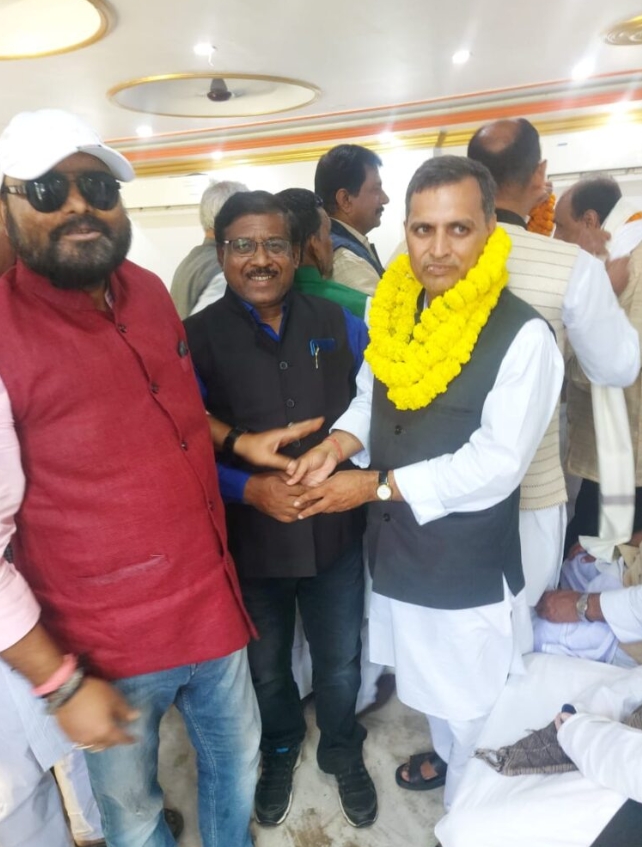 शिक्षक संघ ने अपनी 11 सूत्री मांगों के समर्थन में आगामी 8 जनवरी एवं 22 जनवरी को धरना करने को लेकर जिलाधिकारी आलोक रंजन घोष को