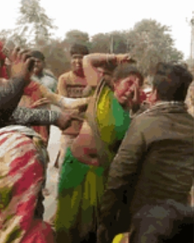 पंचायत में दो ठगों की पिटाई का एक वीडियो सामने आया है। वीडियो में ग्रामीण महिलाएं एवं पुरूष द्वारा दो युवकों की पीटते नजर आ रहे 