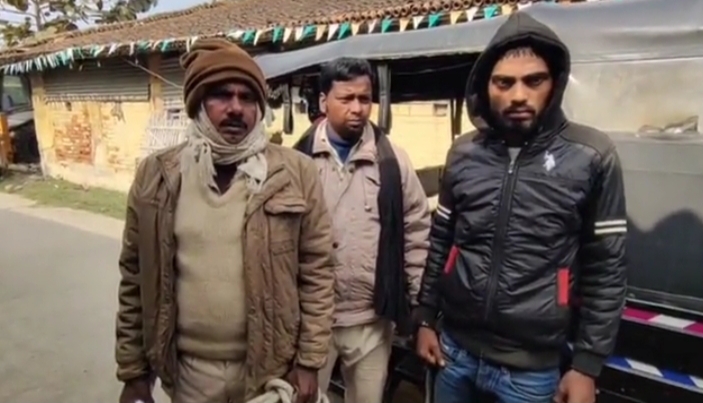 छेड़खानी करने से घर में घुसे युवक को ग्रामीणों ने धरपकड़ कर पुलिस के हवाले 