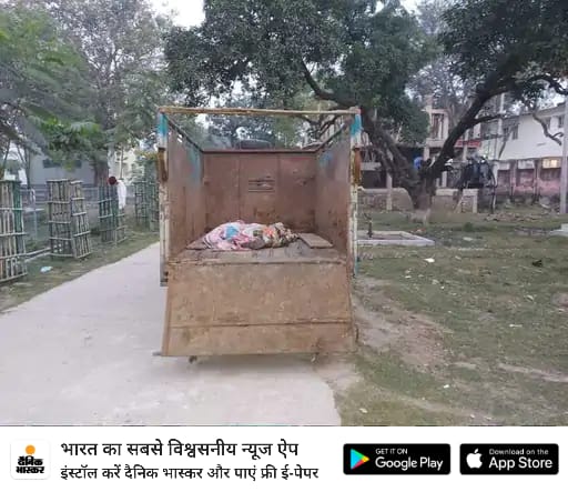 सड़क हादसे में मैजिक के ड्राइवर और उपचालक की मौत हो गई। काफी मश्क्कत के बाद दोनों के लाश को पुलिस ने ग्रामीणों