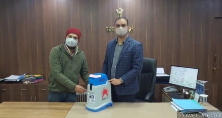 सड़कों के प्रतिनिधि ने खगड़िया जिला अधिकारी आलोक रंजन घोष को वैक्सीन का मशीन की अपडेट 